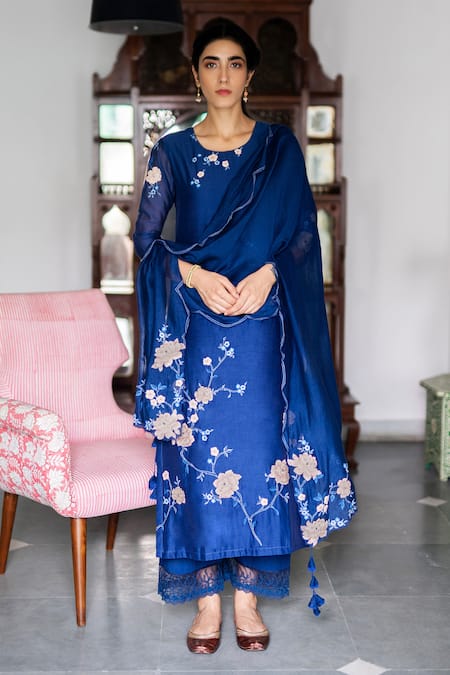 Vaayu Floral Applique Kurta Pant Set 