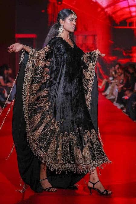 Itrh Ratrangini Velvet Mirror Work Kaftan 